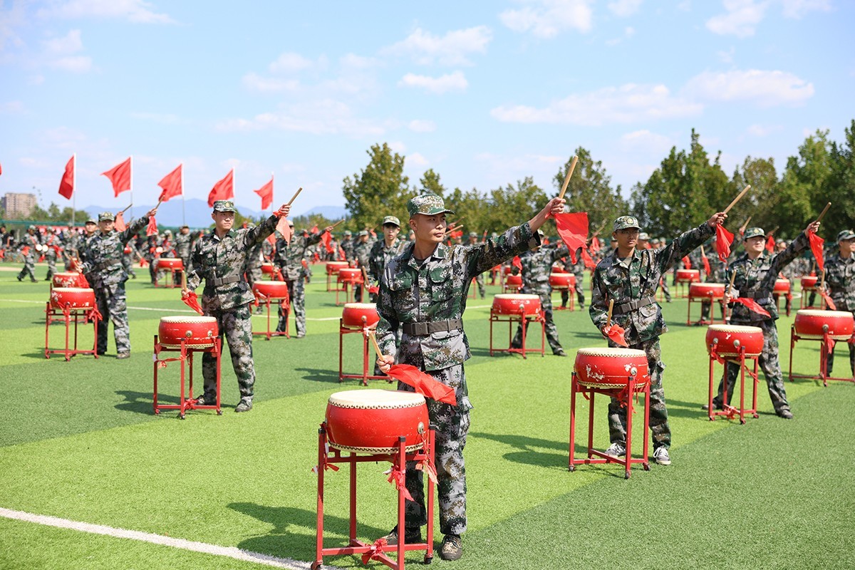 震撼人心！最新軍鼓變隊(duì)形表演視覺盛宴！